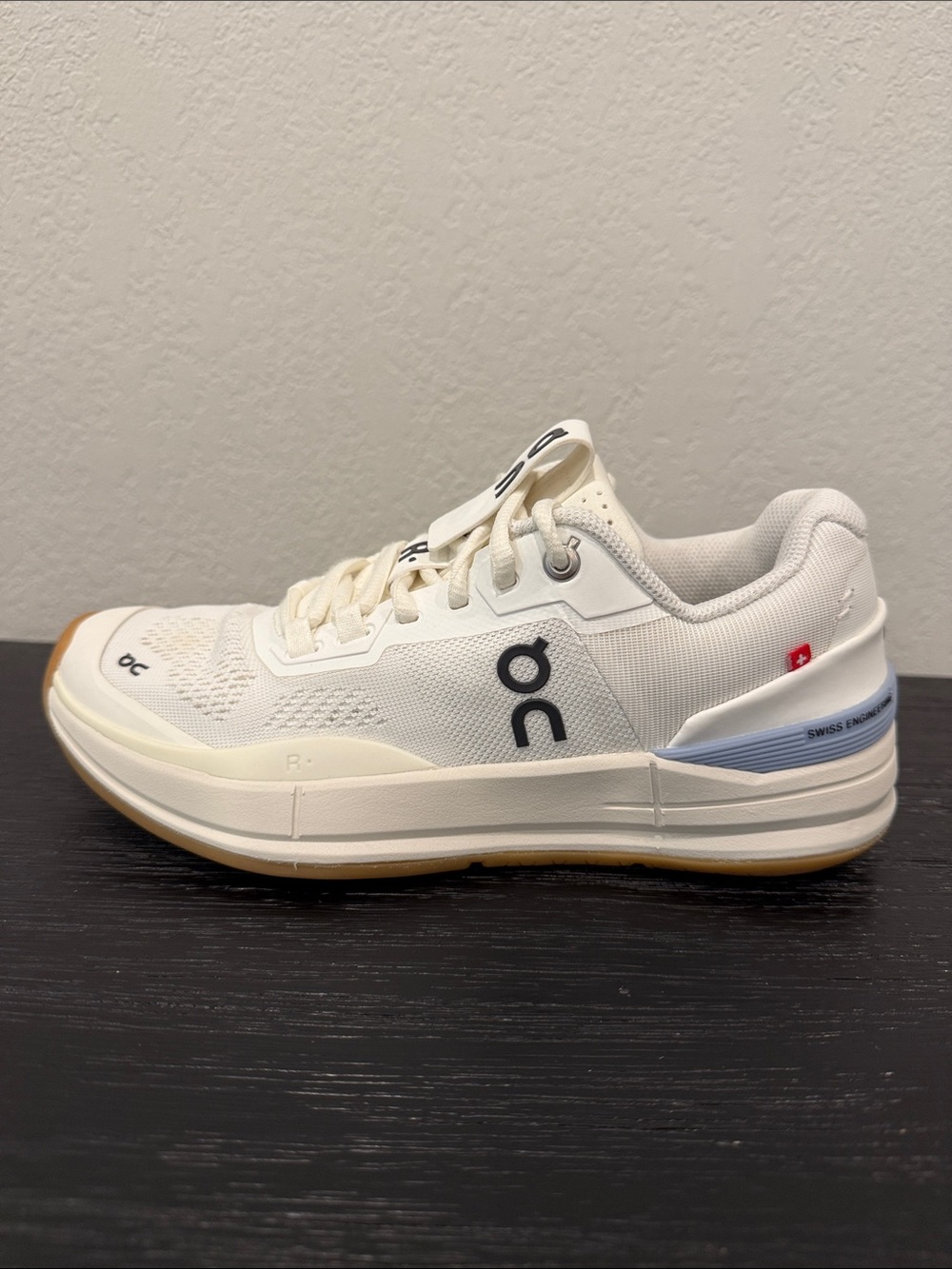On Cloud The Roger Pro Women’s Size 7 W7 Performance Shoes Ivory Chambray White